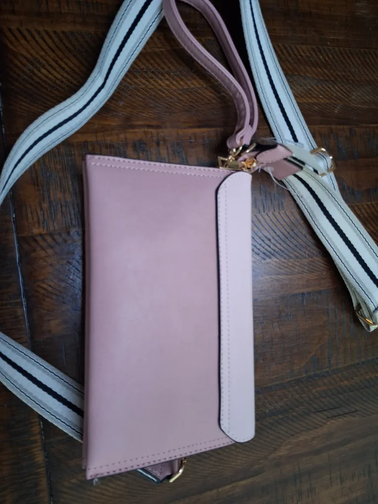 Beautiful light pink purse. image indicator(4)