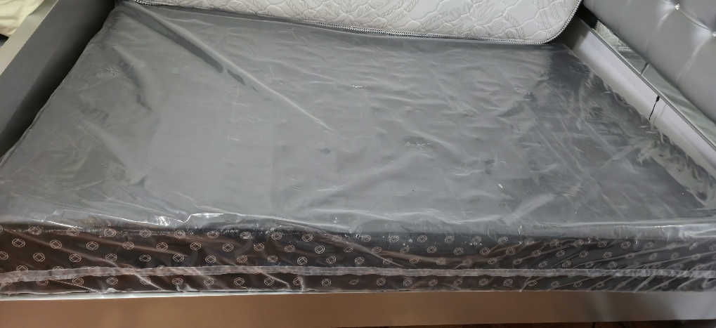 Queen Mattress Box Spring  8-9 inchs- Like New