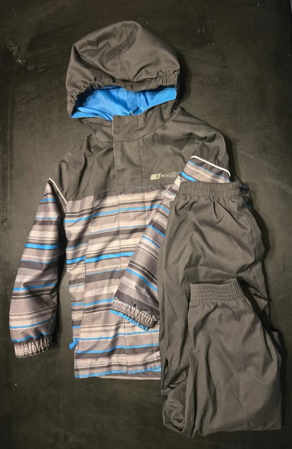 2 pc rain suit size 4/5t Jacket and Pants thumbnail