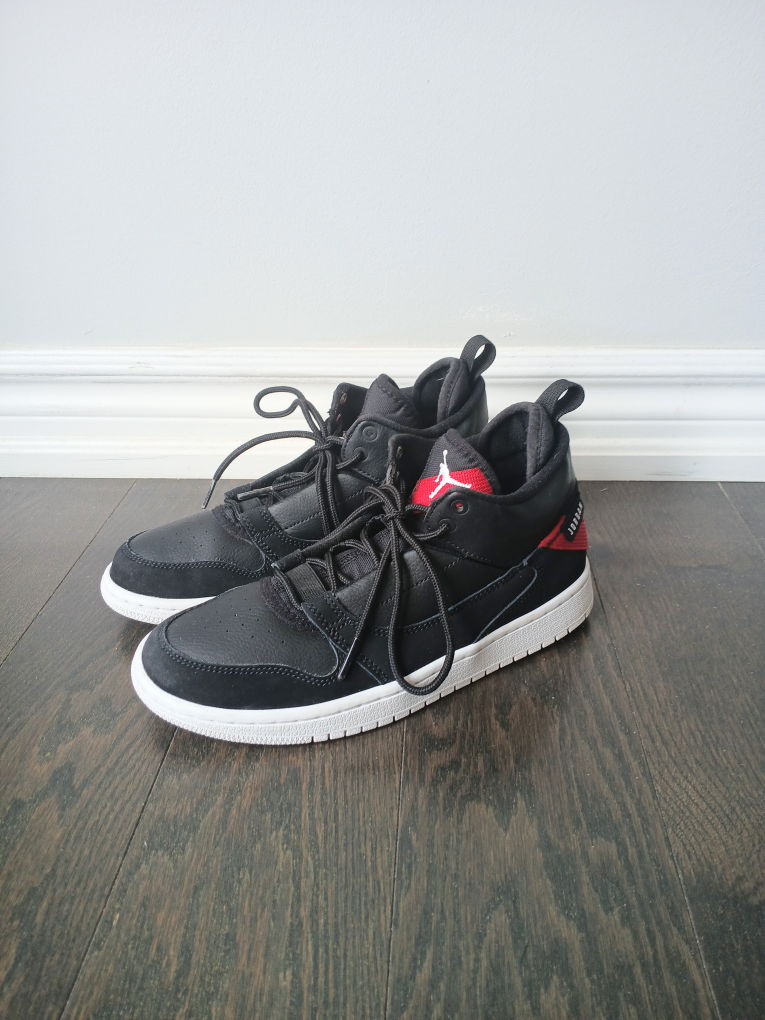 5.5Y Air Jordan Fadeaway GS in Black and Gym Red - photo 4