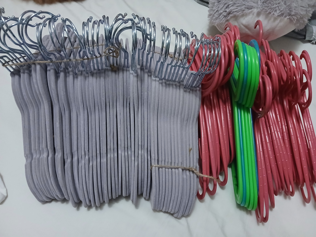 94 PCS $25 TAKE ALL♥️👀KIDS CLOTHES Hangers - Variety👀👀♥️