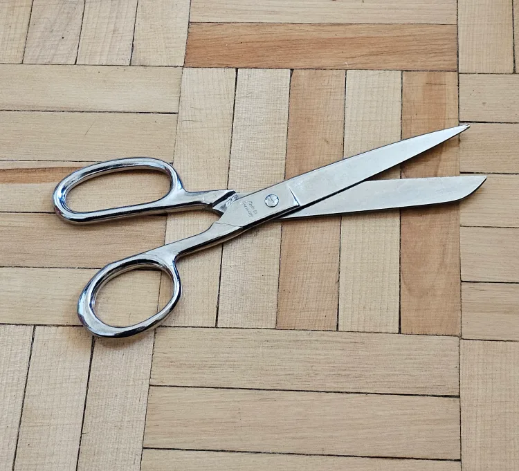 Vintage dressmaking scissors thumbnail