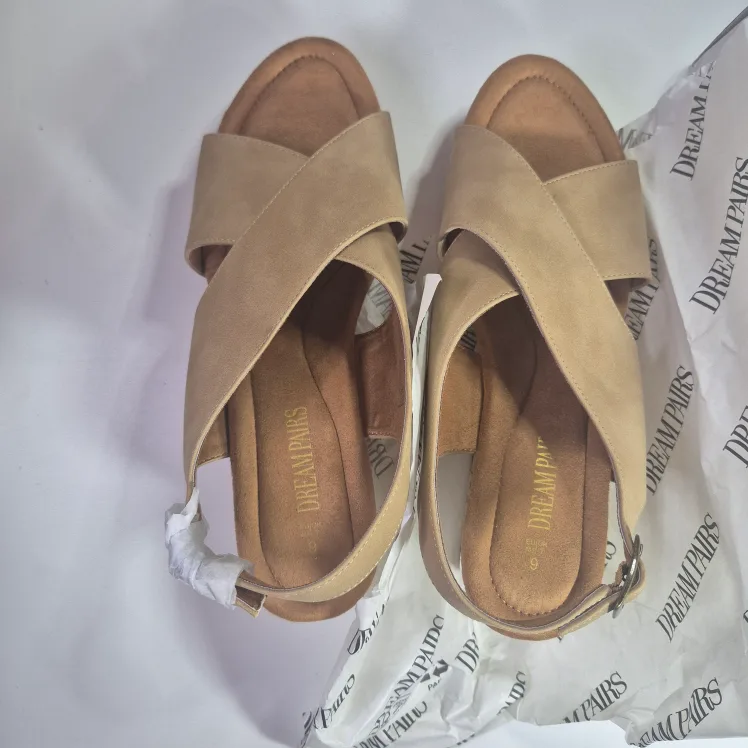 New Dream Pairs Platform Sandals - Size 9 thumbnail