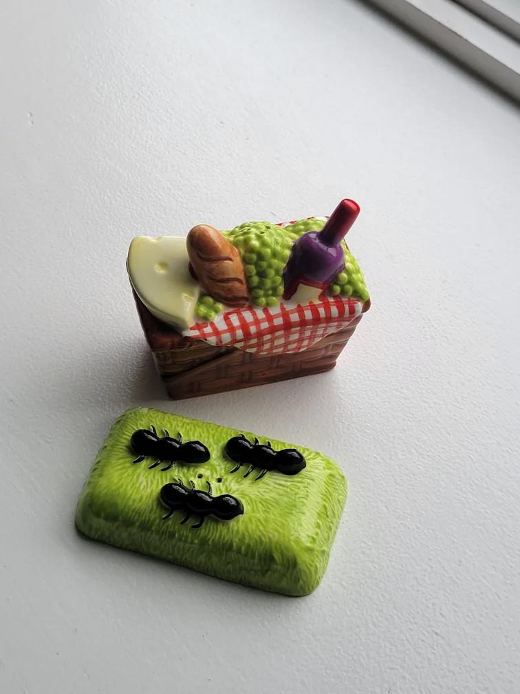 Figi Picnic Basket Salt and Pepper Shaker Set image indicator(8)