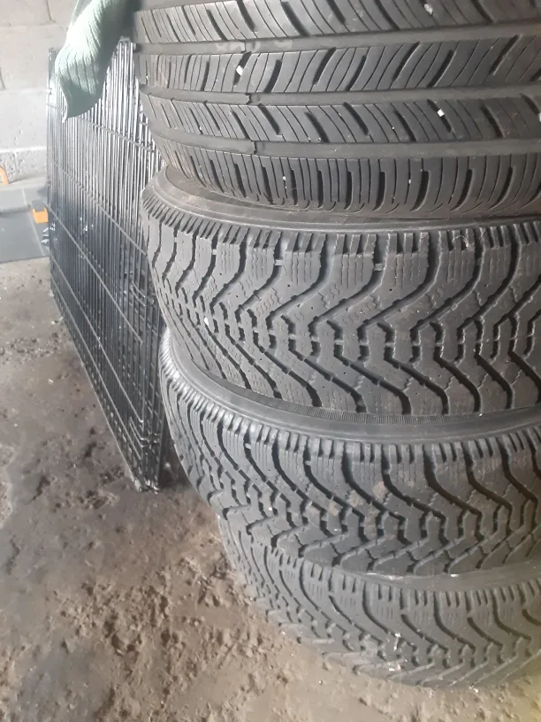 Goodyear Nordic winter 15" tires WITH rims P205 image indicator(9)