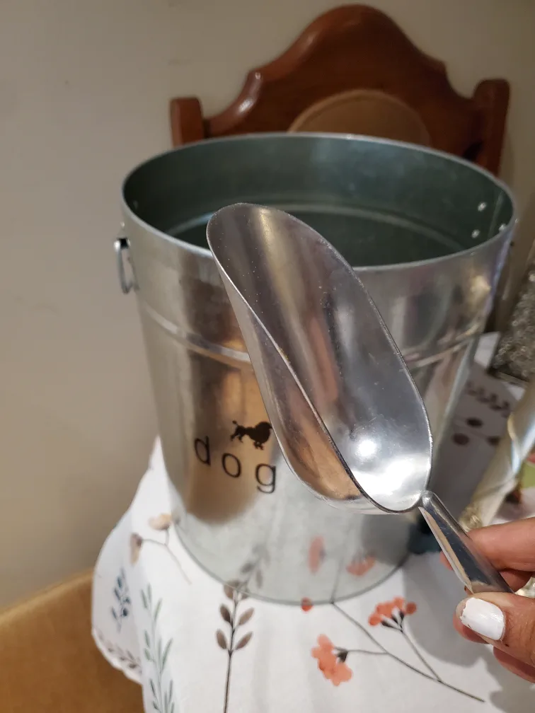 Dog Food Storage Container with Scoop image indicator(3)