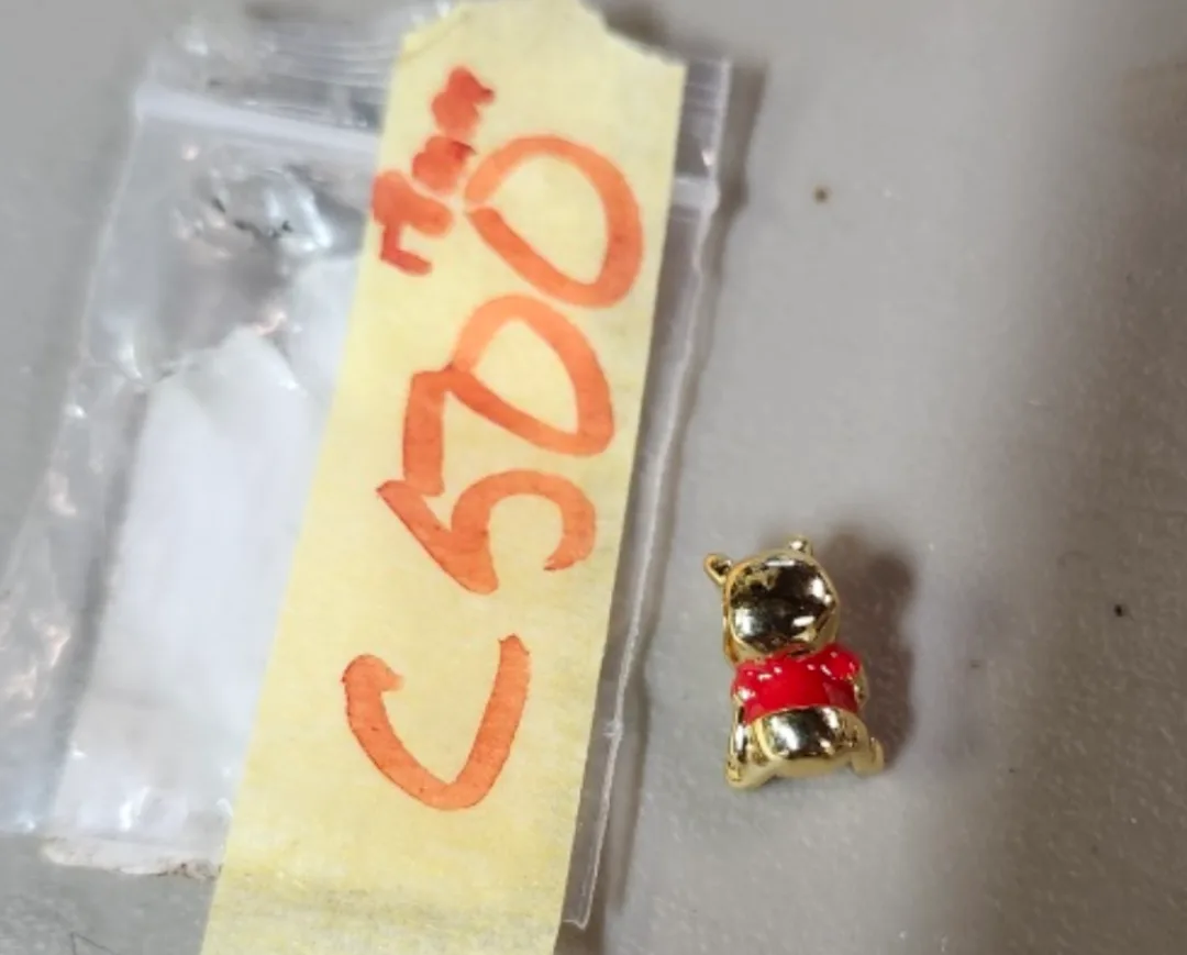 Winnie the Pooh Pin charm image indicator(2)