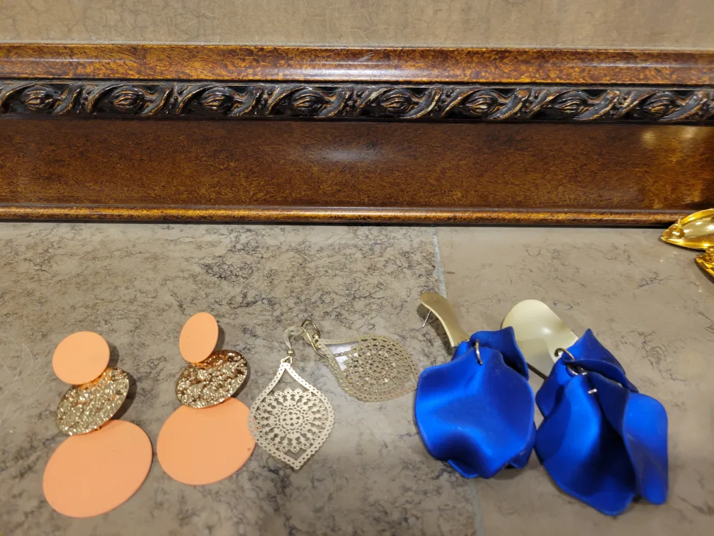 3 Pairs Of Fashion Earrings image indicator(2)