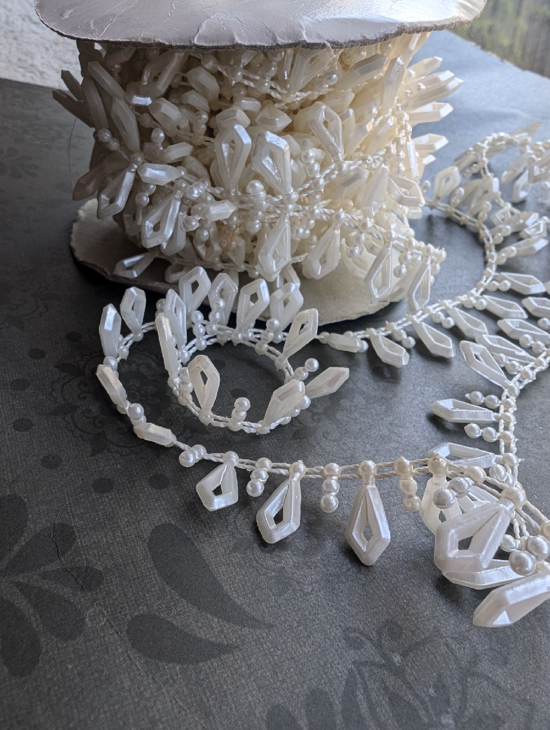 Roll of plastic faux pearl beaded trim - 6 yards - photo 5
