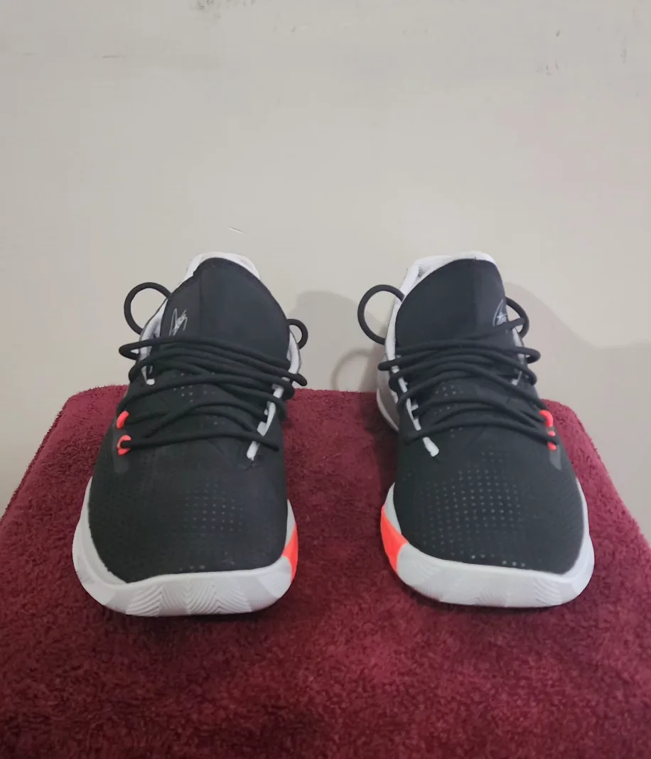 Under Armour SC3,Men's Shoes (size 8) $75 thumbnail