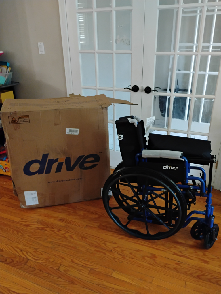 BRAND NEW IN BOX - Drive Medical Blue Streak 18'' Wheel chair - photo 4