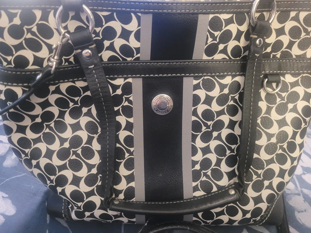 Coach Black & White Signature Tote Bag image indicator(4)