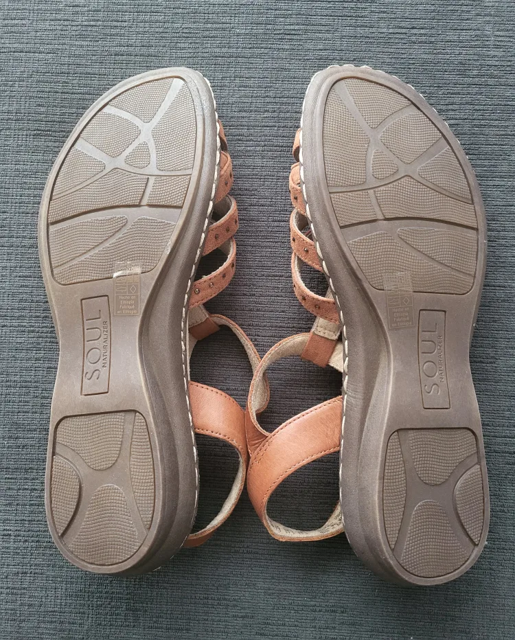 Naturalizer sandals size 9.5M image indicator(2)