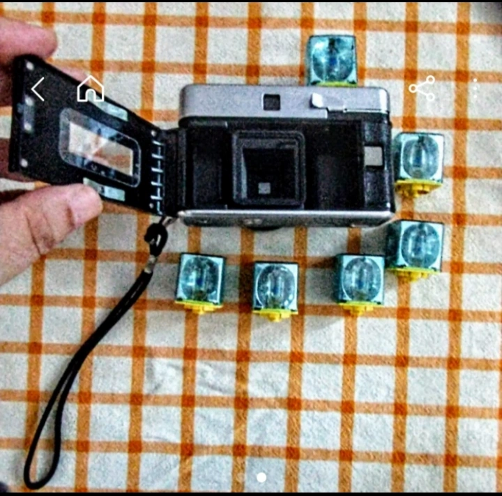 Vintage Instacora-F 126  Camera with Flash Cubes - photo 2