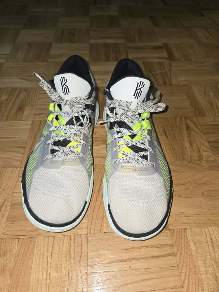 Nike Kyrie Low 5 Basketball Shoes - Size 9 image indicator(2)