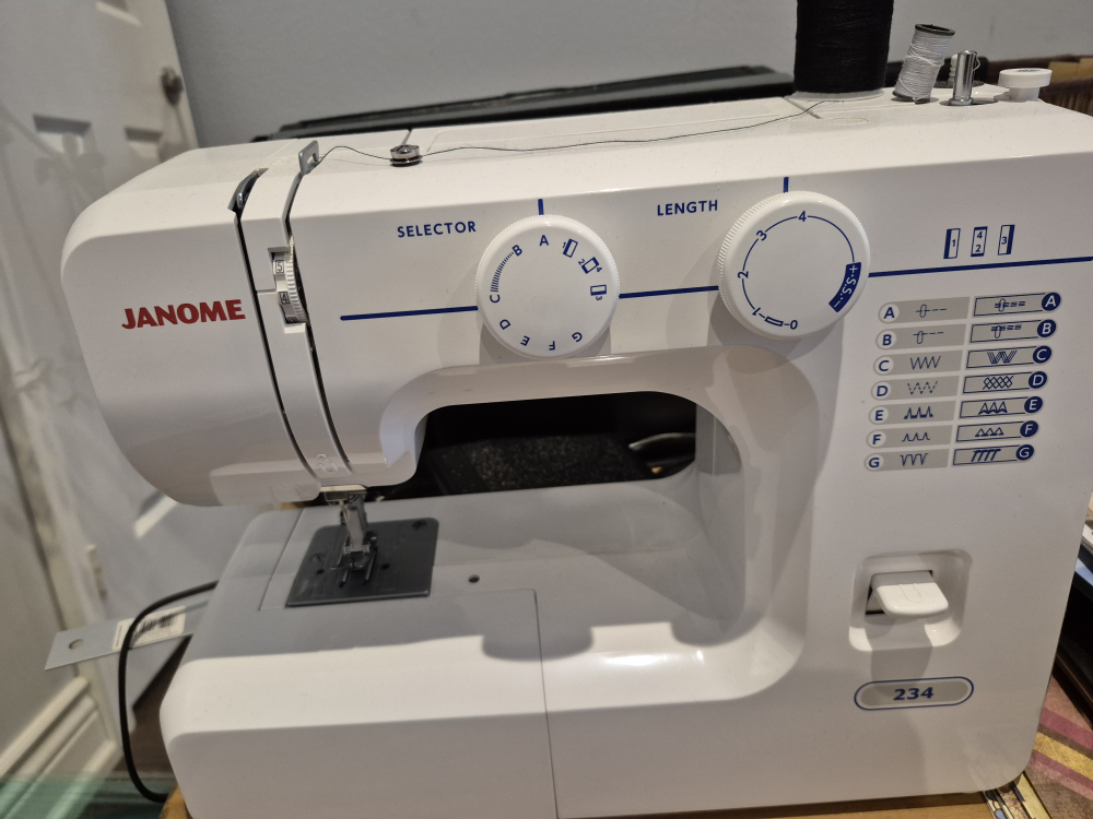 Sewing machine - photo 2