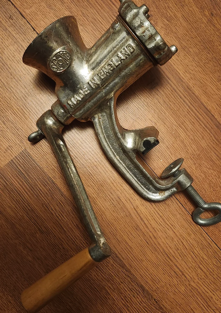 VINTAGE MADE IN ENGLAND HAND MINCER SOLID IRON.. WOOD HANDLE image indicator(3)