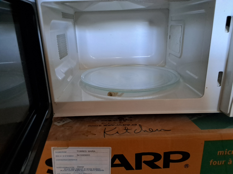 Sharp Carousel R-202E(W)C Microwave Oven 0.7 cu ft