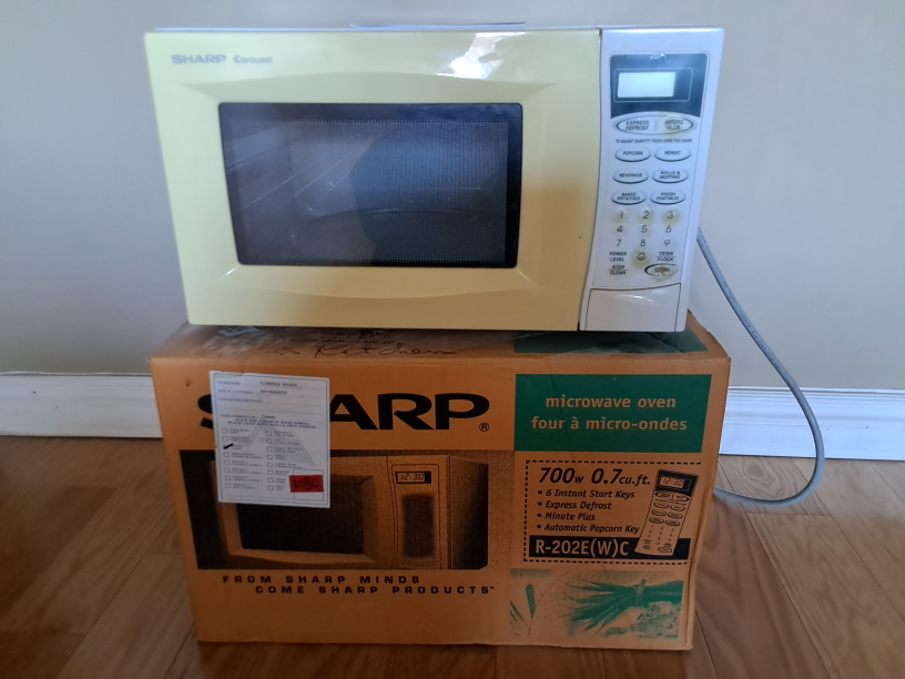 Sharp Carousel R-202E(W)C Microwave Oven 0.7 cu ft - photo 2