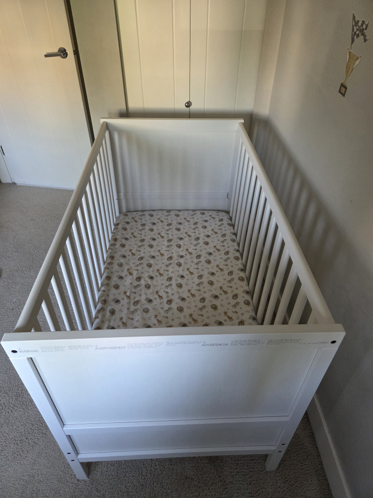 White Baby Crib with mattres ( can be sold separately) - photo 5