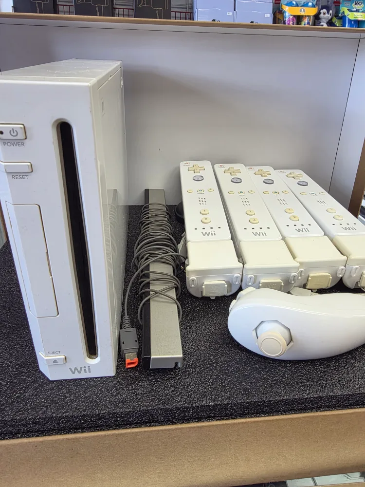 Nintendo Wii Console with 4 Remotes image indicator(2)