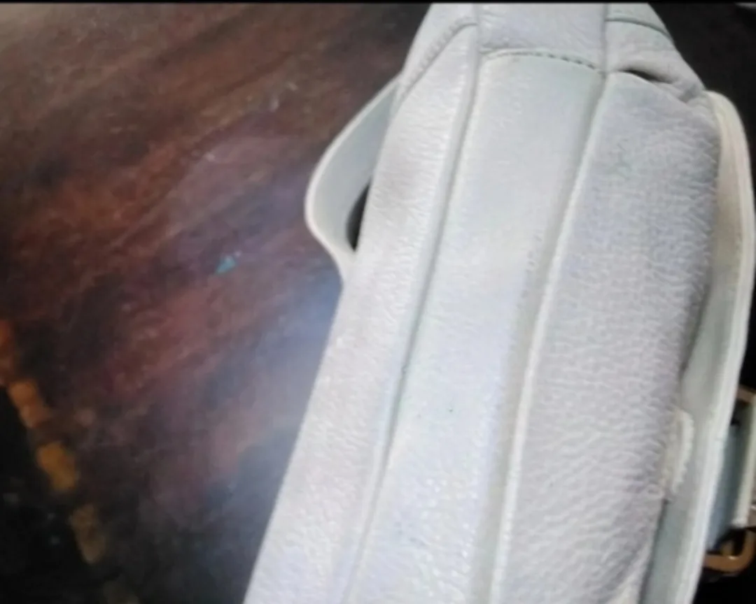 Liz Claiborne New York off-white 100% Leather Shoulder Bag image indicator(6)