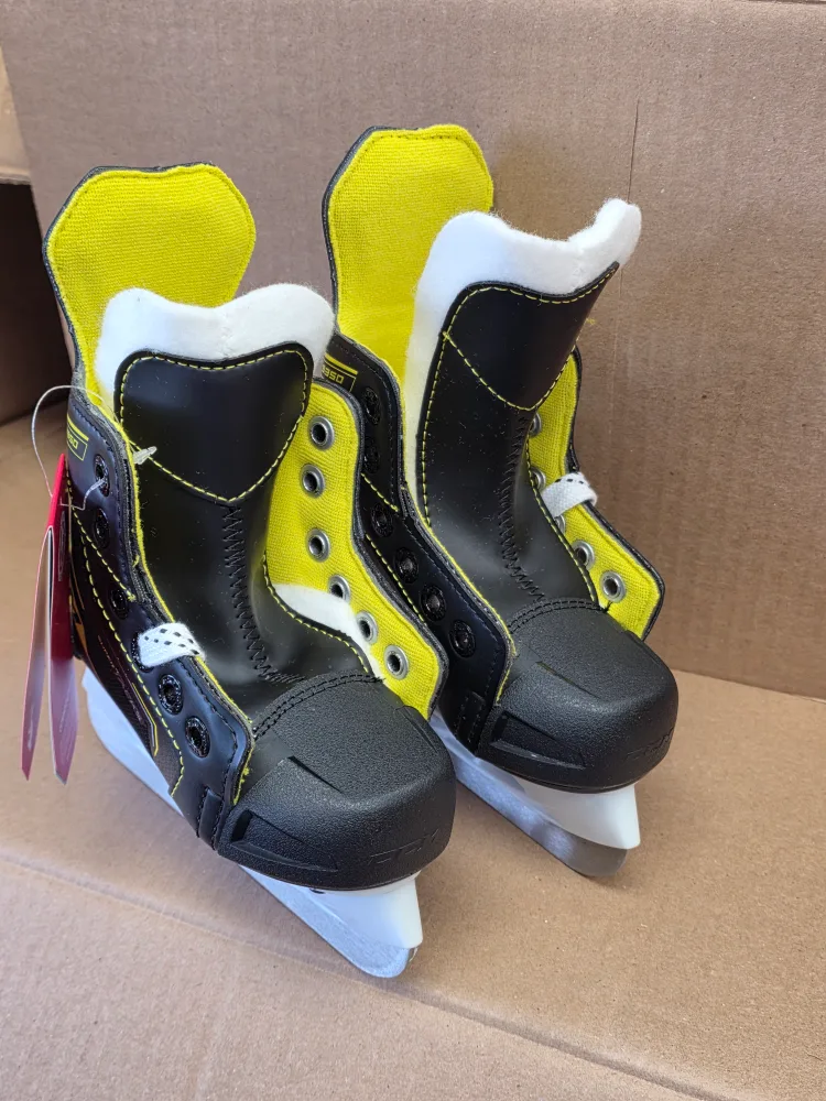 CCM Super Tacks 9350 Youth Ice Skates - Size 11 Brand New!! image indicator(2)