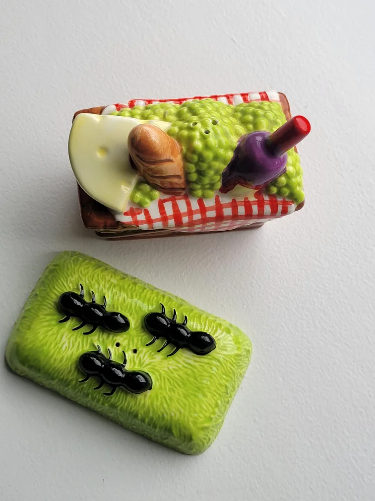 Figi Picnic Basket Salt and Pepper Shaker Set image indicator(7)