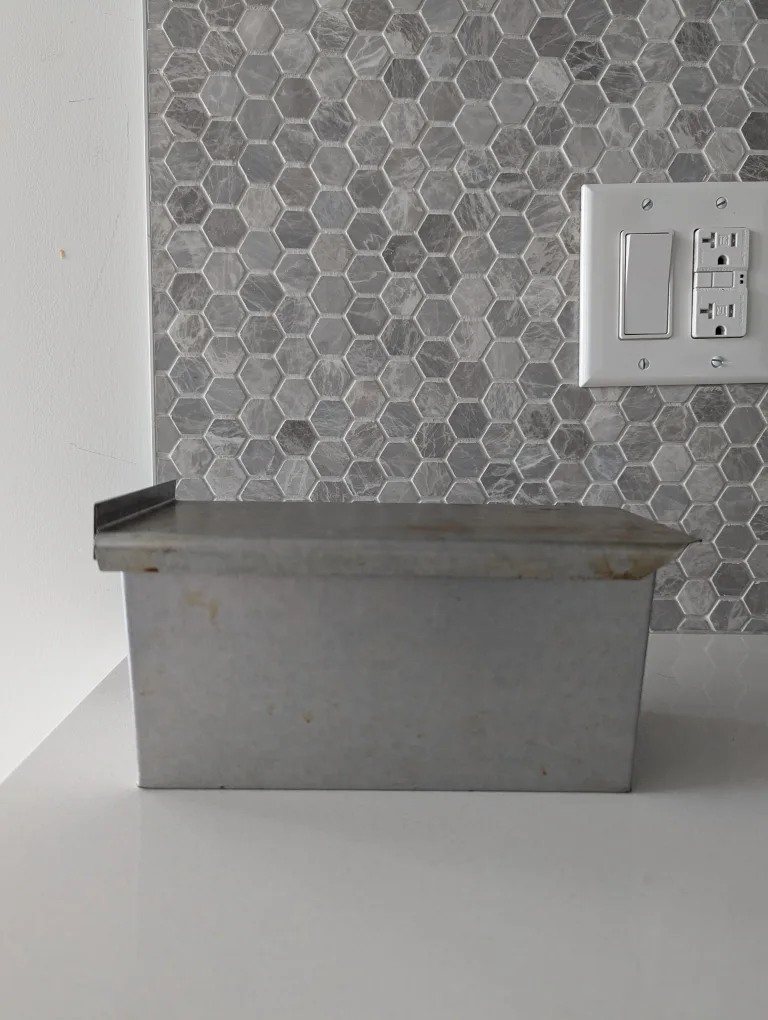 Metal Bread Loaf Pan with Lid thumbnail