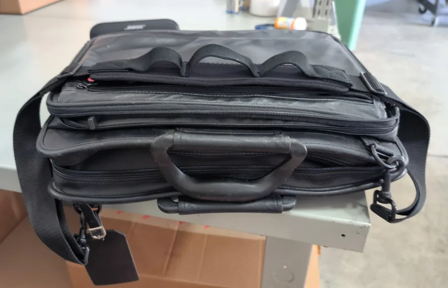 IBM THINKPAD Black Leather Laptop Work Bag briefcase image indicator(2)