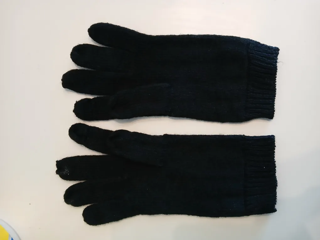 🥕#freecycle Calvin Klein black unisex gloves image indicator(2)