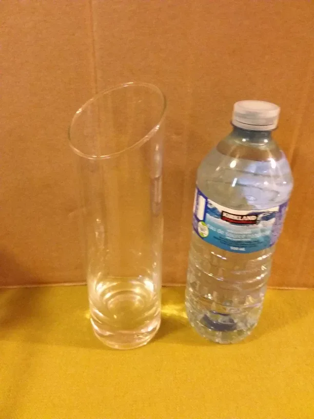 🆓 Tall Clear Glass Vase 💐 🆓 thumbnail