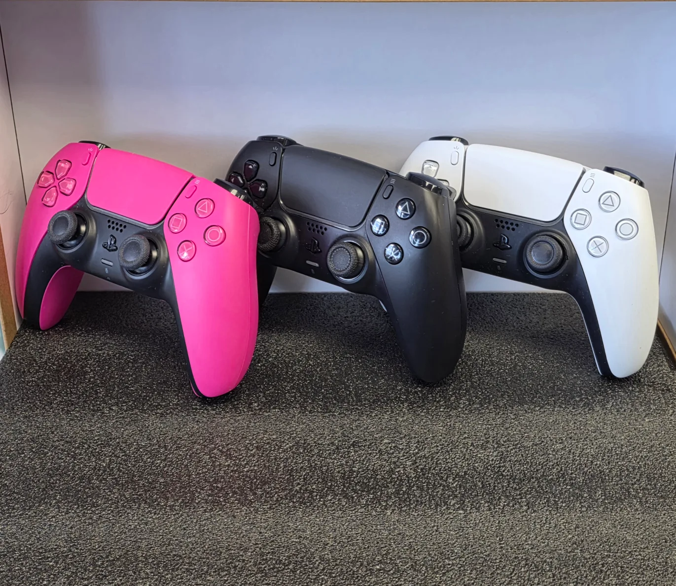 PlayStation 5 (PS5) Dualsense Controllers image indicator(2)