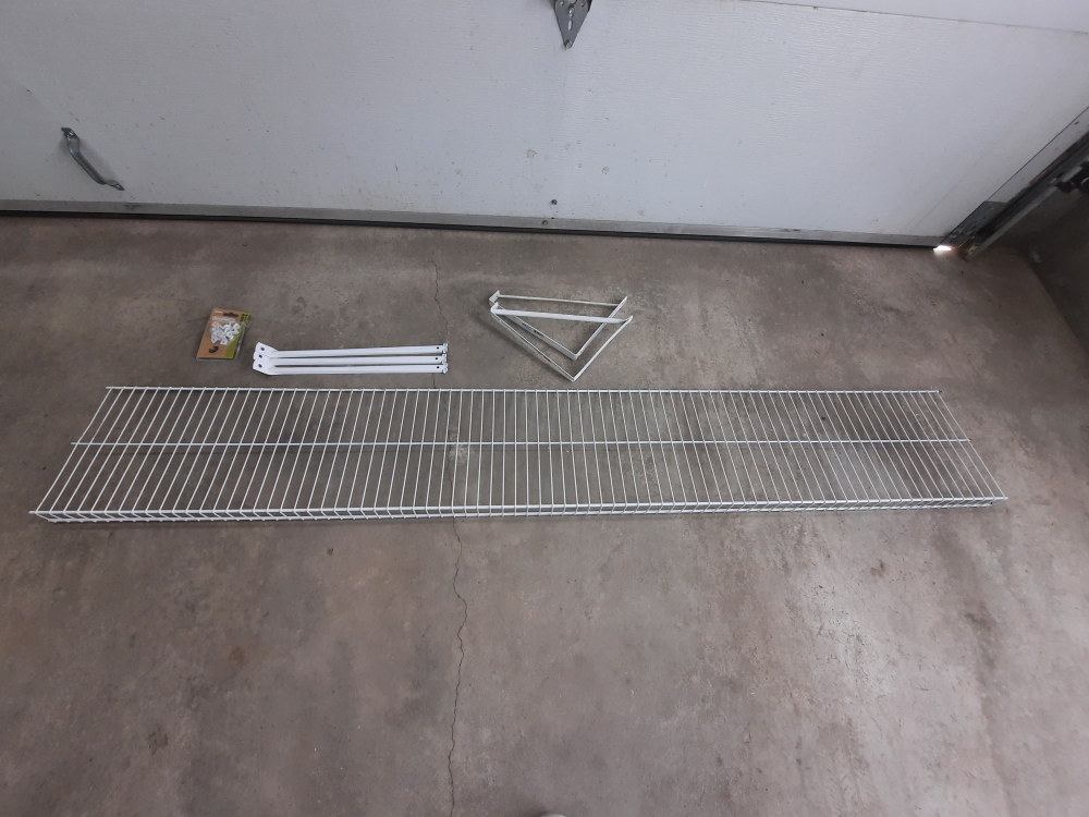 Wire shelving with brackets