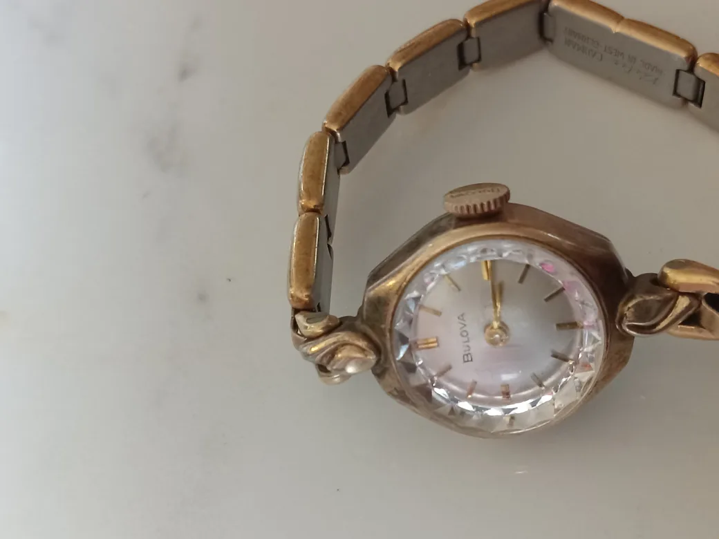 Vintage Bulova Ladies Watch,automatic image indicator(9)