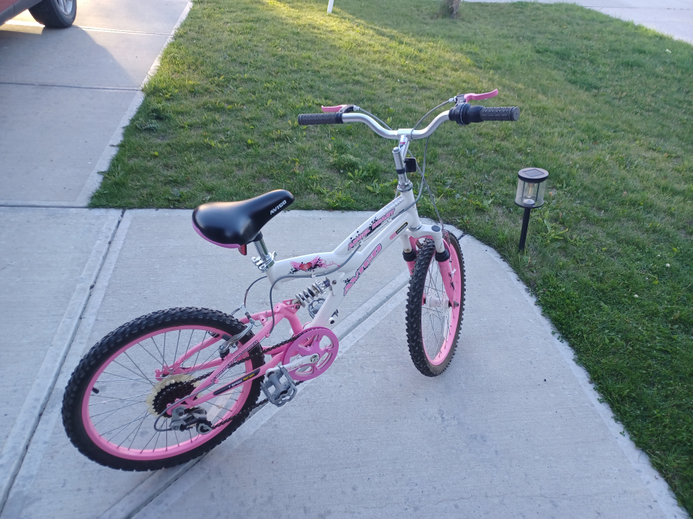 Avigo 20-inch Girls' Mountain Bike - White & Pink - photo 3