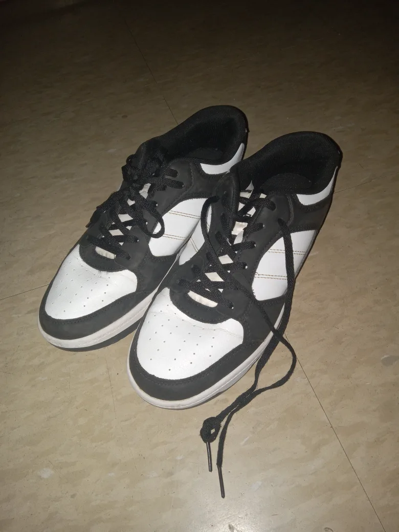 Two sneakers sizes 7.5 and 9 image indicator(8)