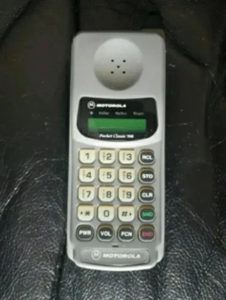 Motorola Pocket Classic 910 Cell Phone thumbnail