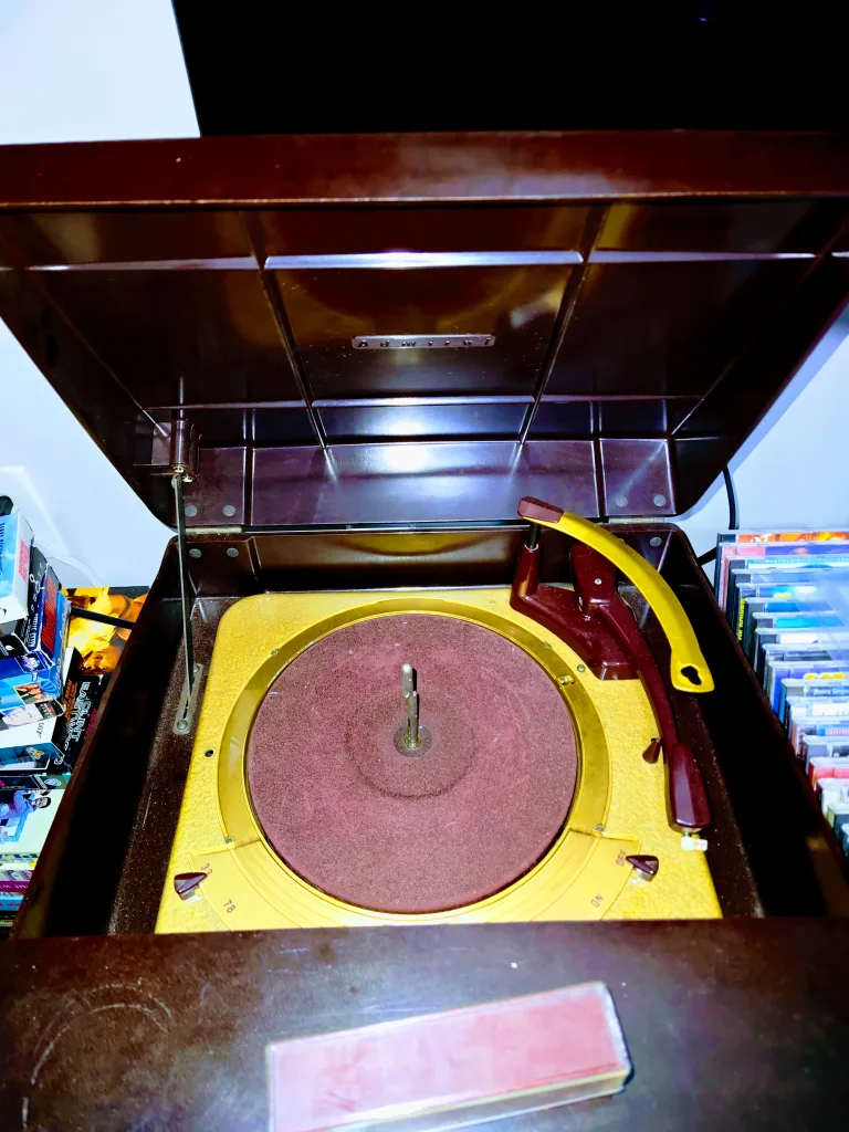 Vintage Rare 1940's Admiral Table Top Record Player image indicator(2)