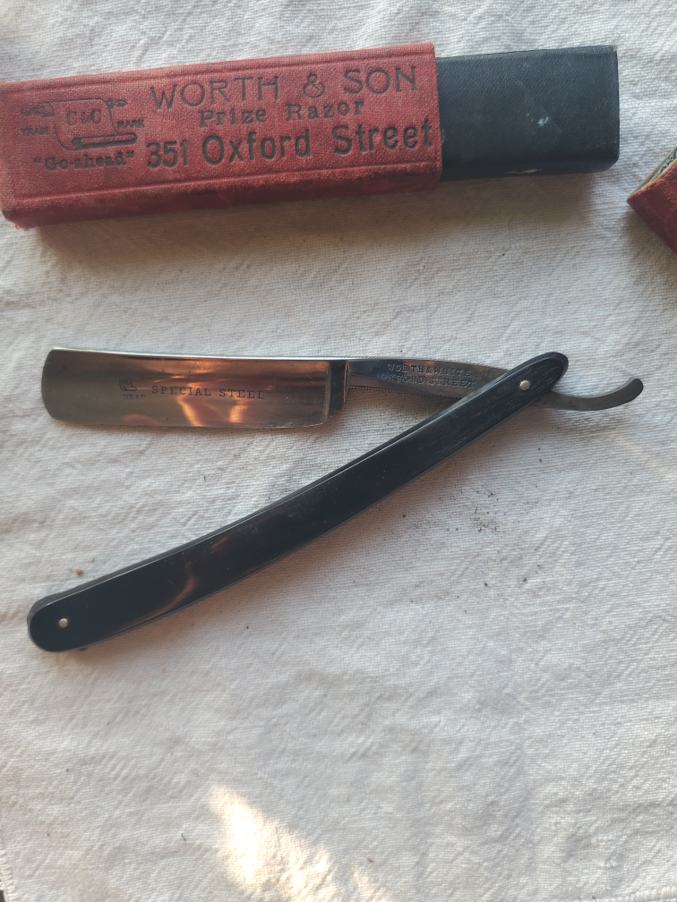 Worth & white antique Straight Razor