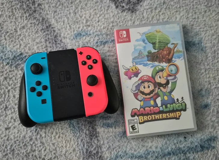 Nintendo switch game & Joy-Cons for sale thumbnail