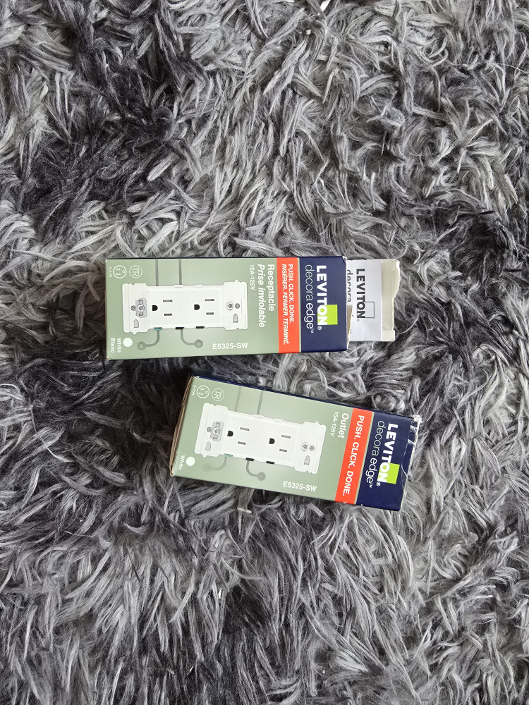 New Leviton Decora Edge Outlet E5325-SW - photo 2