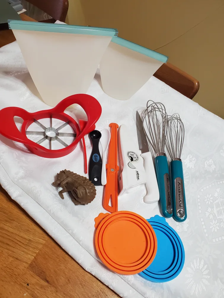 Kitchen Utensils Bundle: Whisk, Apple Slicer, and More! thumbnail