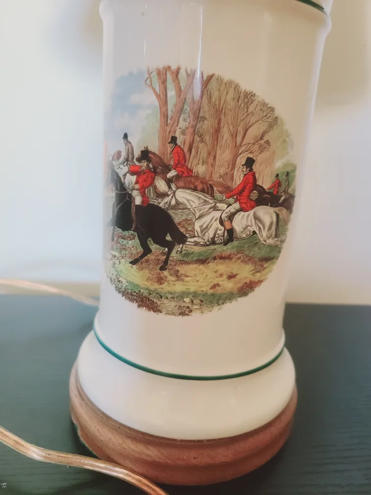 FREE Beautiful Vintage Table Lamp with Hunting Scene thumbnail
