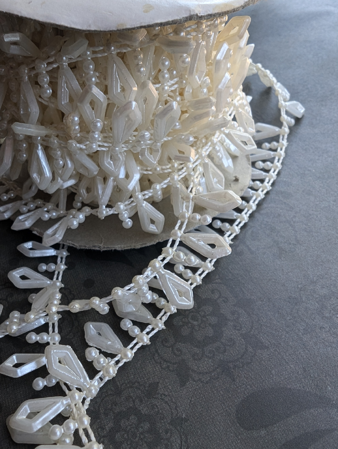 Roll of plastic faux pearl beaded trim - 6 yards - photo 3