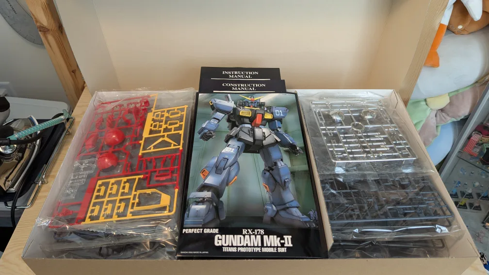 Perfect Grade RX-178 Gundam Mk-II Titans Model Kit image indicator(2)