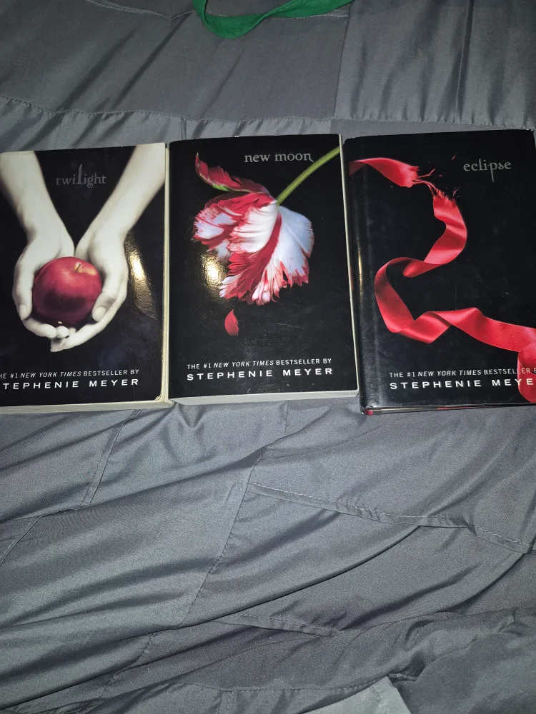 Twilight Book Series by Stephenie Meyer thumbnail