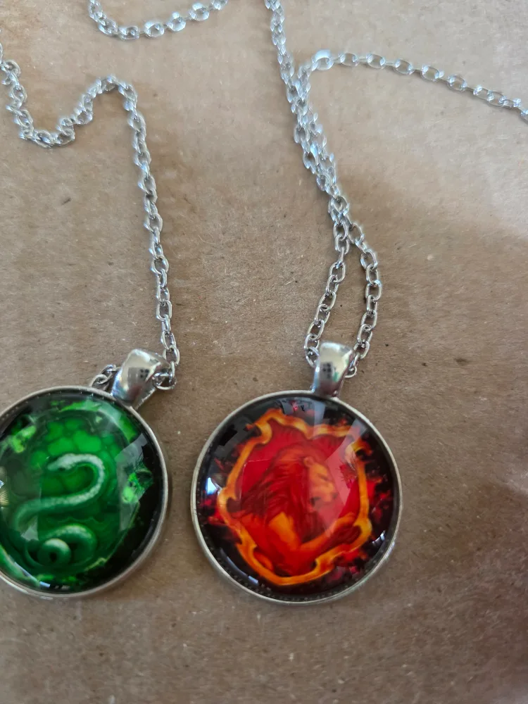 Harry Potter House Gryffindor and Slytherin Necklaces image indicator(2)