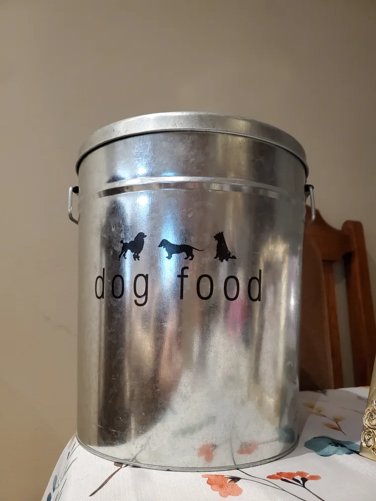 Dog Food Storage Container with Scoop image indicator(2)