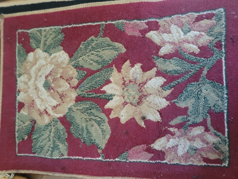 Assorted Floral Patterned Rugs - photo 4